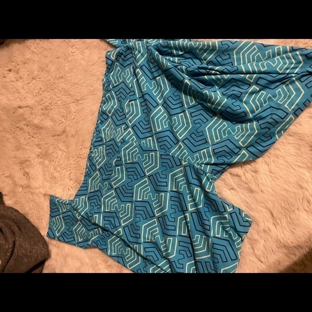 LuLaRoe Blue Arrows Design Tall Curvy One Size Leggings
Condition 8/10 no flaws - Picture 4 of 7